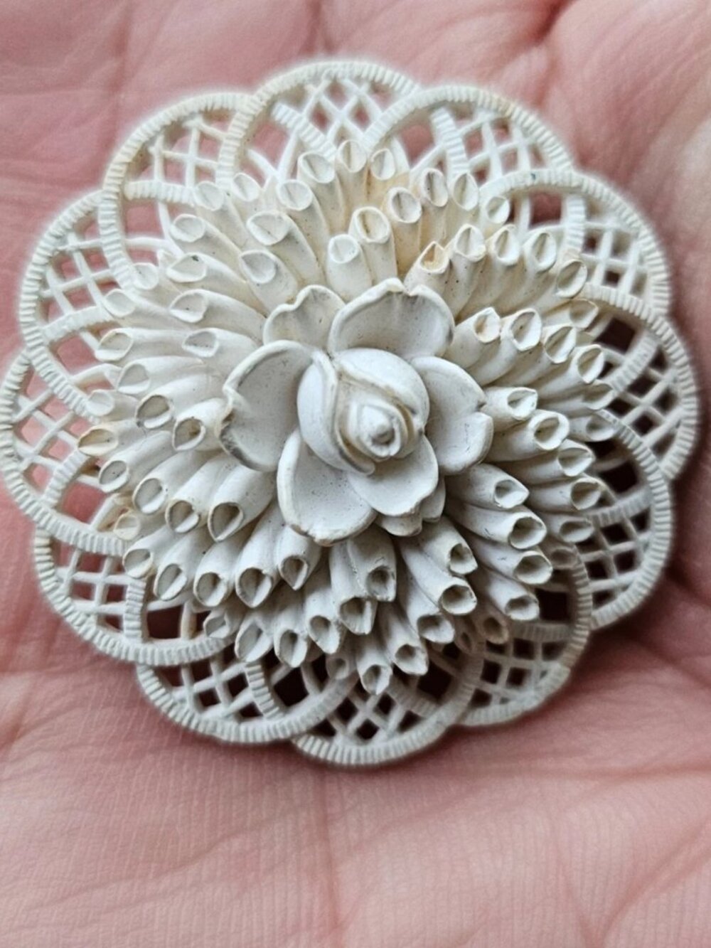 Vintage Earrings Round Flower Shape Plastic Fashion Jewelry Stud Earrings White - Picture 11 of 11